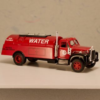 Alternative view of Corgi公司 Classics 53302 Mack B Texas Pipe Line Co Tanker Truck 1:50 规格
