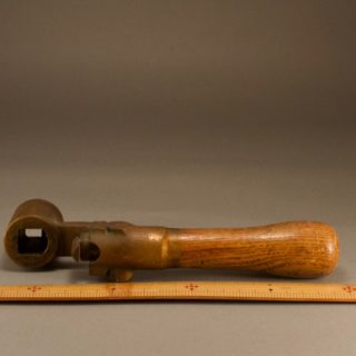 Alternative view of 旧时火车刹车手柄