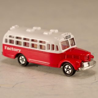 Alternative view of TOMICA公司 第18弾 ISUZU  大篷车BUS  红