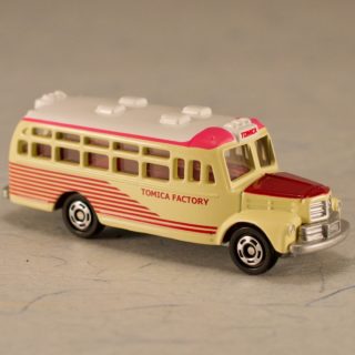 Alternative view of TOMICA公司 第17弾 ISUZU  大篷车BUS  红