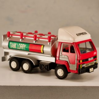 Alternative view of Diapet公司 ISUZU  油罐车 T-003 No.127-01813（原装盒印刷有出入）