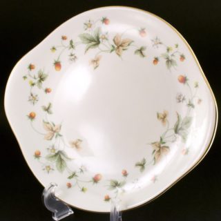 Alternative view of 英国 Royal Doulton公司 STRAWBERRY 奶油色 BB大盘