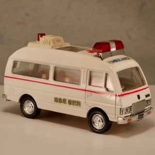 Alternative view of Diapet公司 NISSAN   高顶 救急車 P-13 带警灯