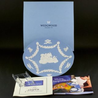 Alternative view of 英国WEDGWOOD  Jasperware Venus & Chariot 2001年收藏版 盘直径183mm