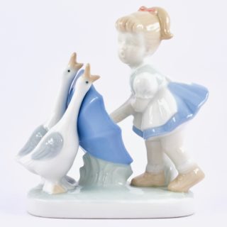 Alternative view of Andersen 少女和白鹅 Collector's Figurine  Andersen  CHUGAI P.F.S JAPAN