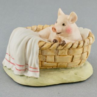 Alternative view of 小猪摆件 BEATRIX POTTER BORDER FINE ARTS PIG FIGURINE “YOCK-YOCK IN THE CLOTHES BASKET”