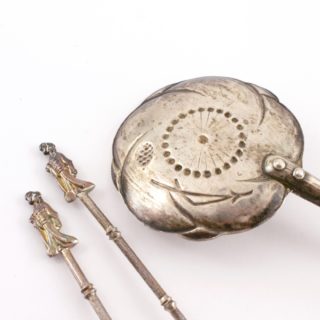 Alternative view of 日本旧式银950 花型，艺伎形状 调羹３把