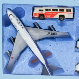 Alternative view of 日本Tomica  新机场套装 全日空 Super Jumbo ANA