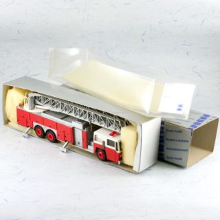 Alternative view of 旧西德Conrad  Emergency One Fire Truck No 5504 1/50