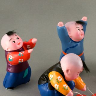 Alternative view of 中国天津泥人張彩塑  民芸品  放风筝