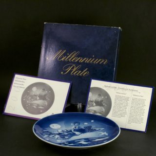 Alternative view of 丹麦Royal Copenhagen  装饰盘 2001 Millennium Plate  flying carpet